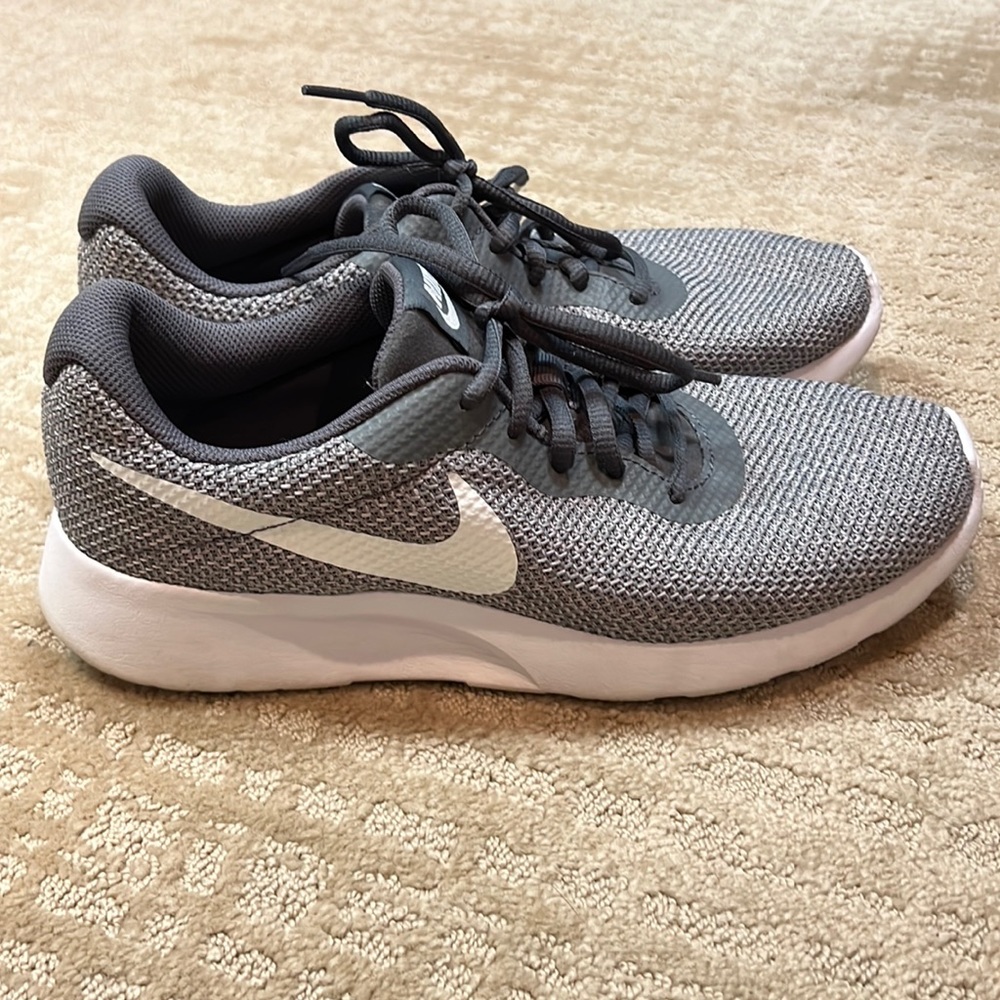 Ladies Nike Tanjun tennis shoes 8.5.